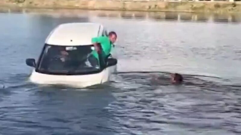 Aluno de autoescola confunde pedais e leva carro de treinamento para dentro de um lago