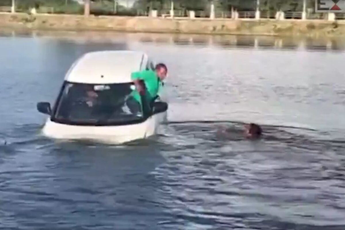 Aluno de autoescola confunde pedais e leva carro de treinamento para dentro de um lago