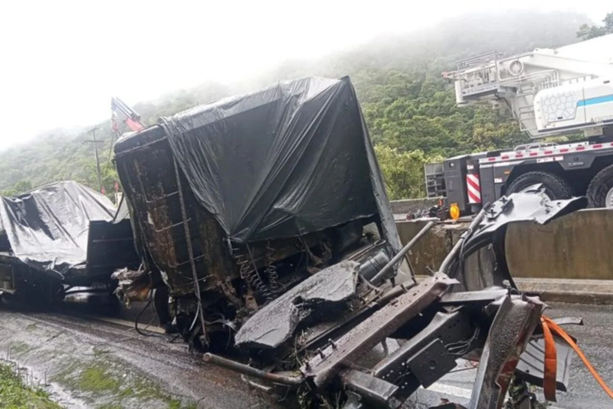 Em depoimento, motorista de carreta que atingiu van de atletas diz que uma falha mecânica causou o acidente